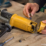 Як замінити щітки на болгарці DeWalt самостійно
