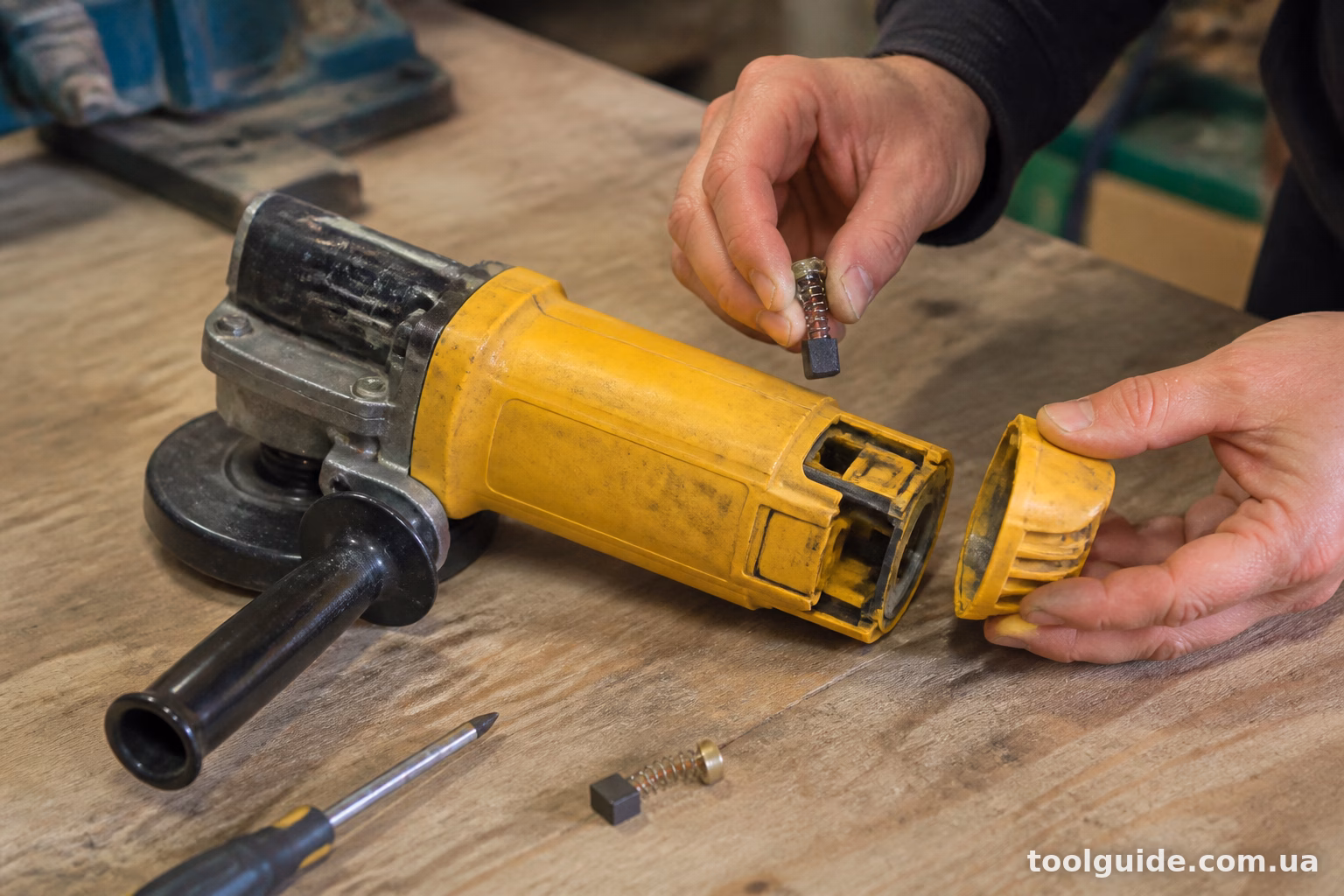 Як замінити щітки на болгарці DeWalt самостійно